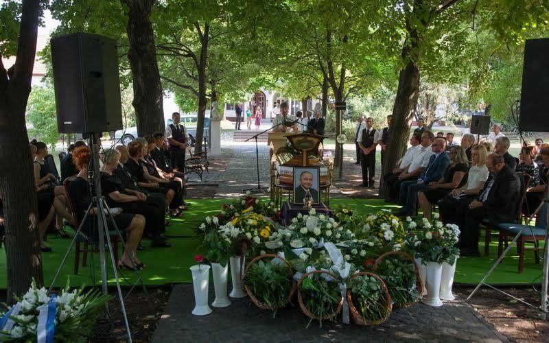 Százak búcsúztak Várnai Lászlótól