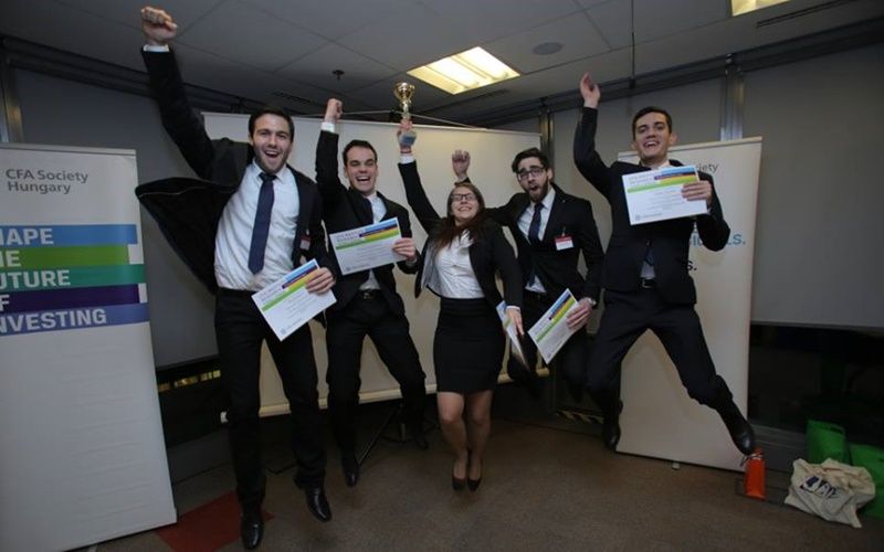 Laci kiváló részvényelemző