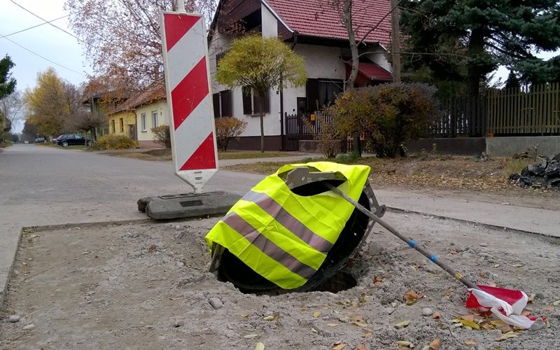 Autó vs. csatornafedlap a Fazekason