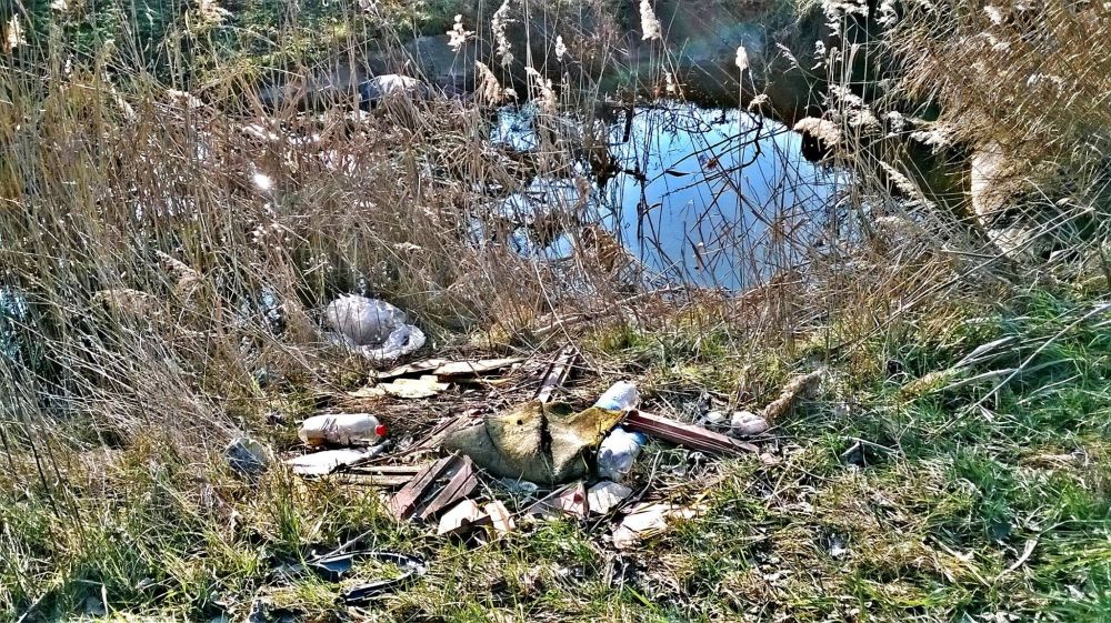 (►) Szeméttel van tele a meder