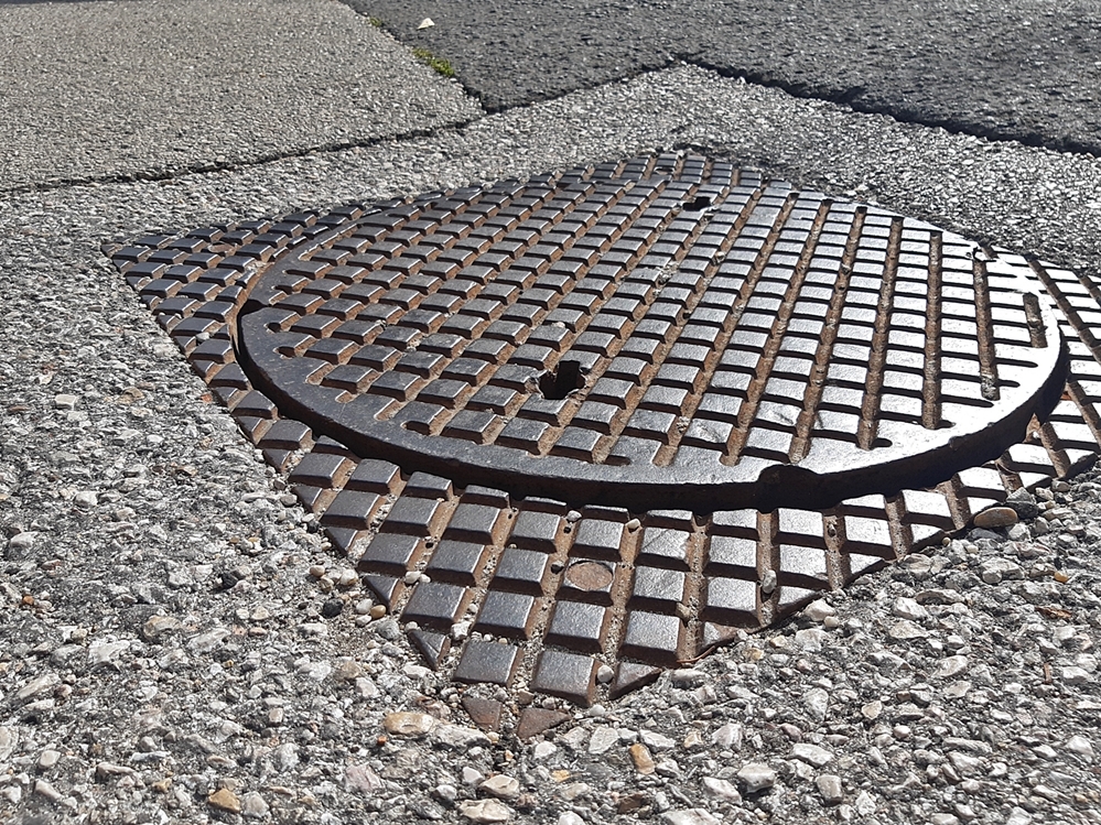 Cserélik a csatorna fedlapokat a Magyar utcában