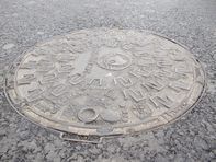 Zajos csatornafedelek