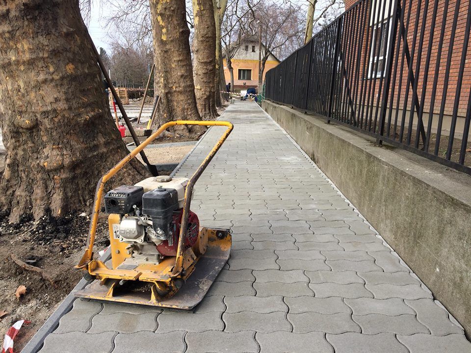 Jól halad a Felsővárosinál a járdaépítés