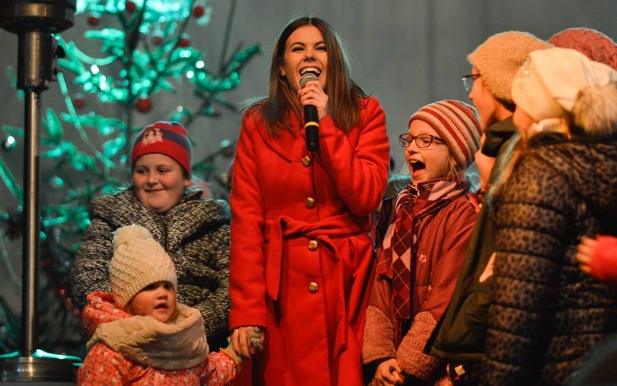 (►) Közönségéből nyeri pozitivitását