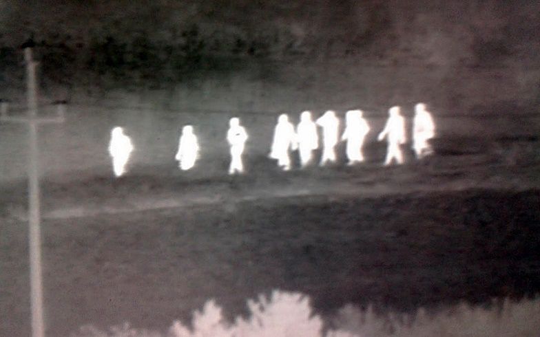 (►) Halas és a menekültek