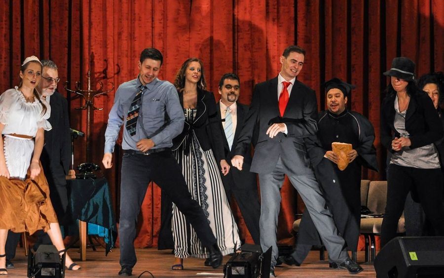 (►) Vasárnap elcsattan a csók