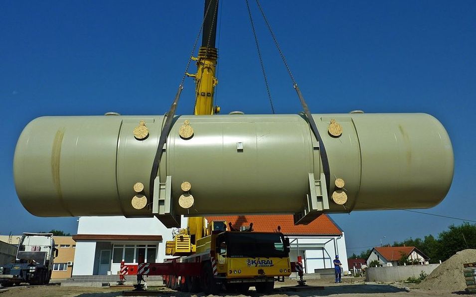 (►) Óriás daru emelte be a szűrőtartályokat