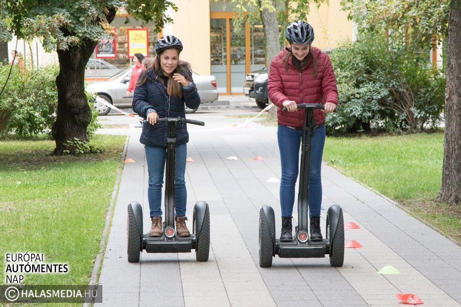 Kétkerekű járművek lepték el a főteret