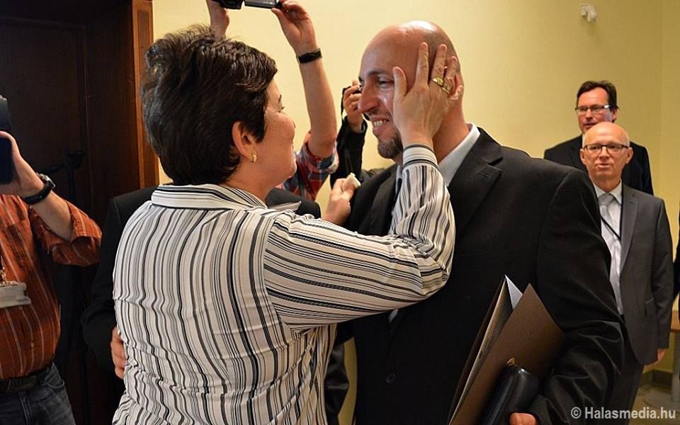 Sírva mondtak köszönetet a biztonsági őröknek