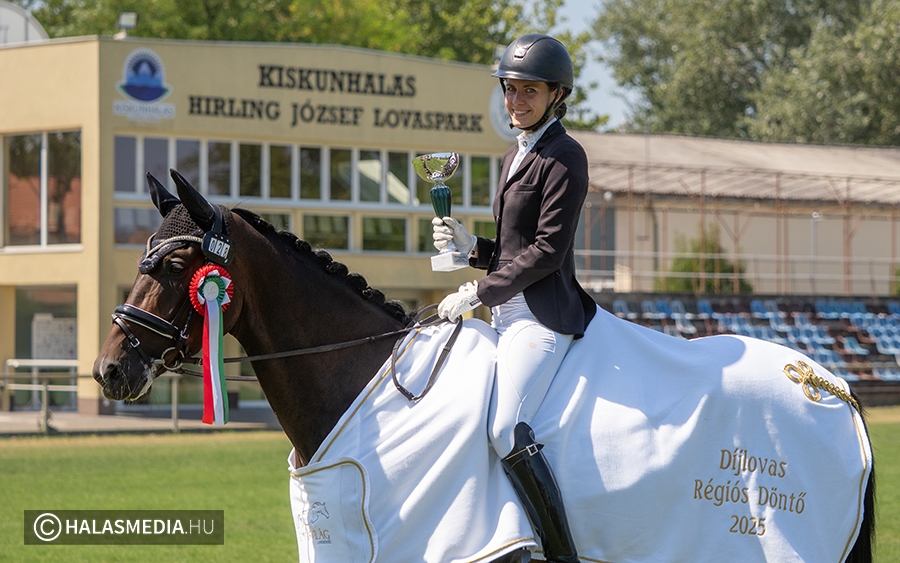 (►)  Bajnokavatások a díjlovagló régiós döntőn (galéria)