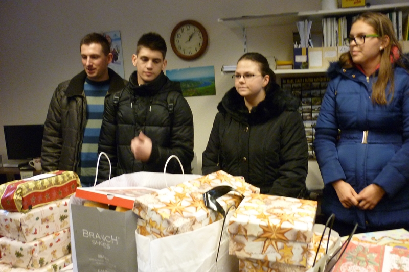 Háromszáz cipősdoboznyi ajándék