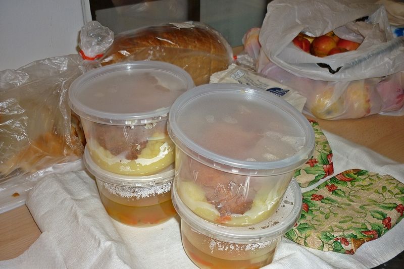 Ételosztás az imaházban