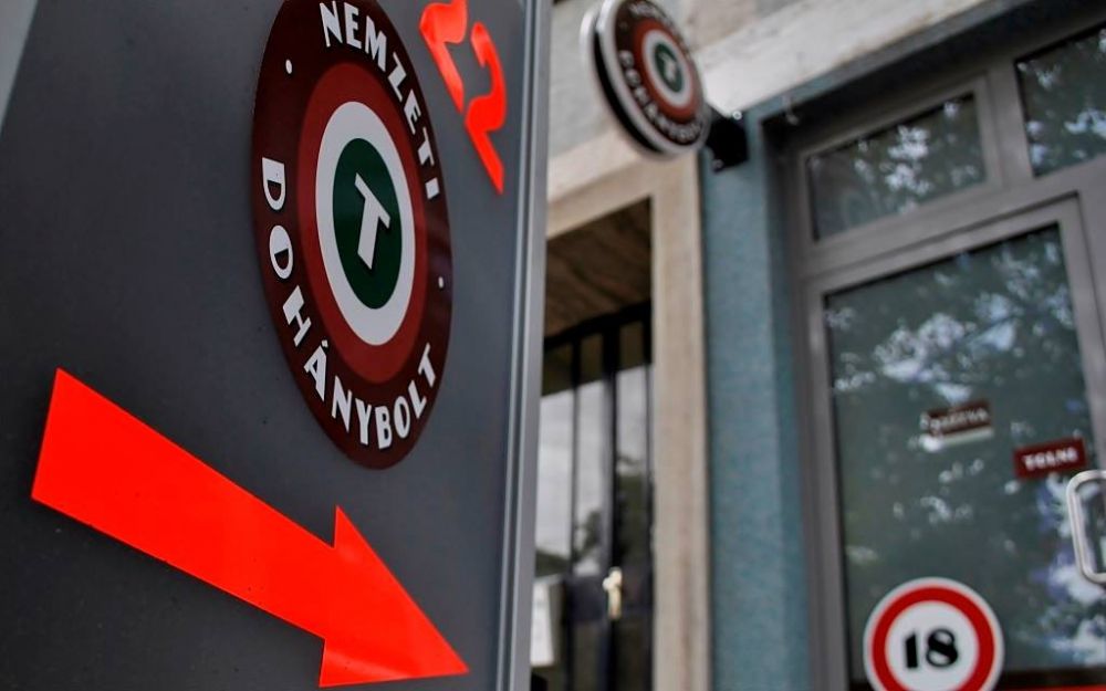 Dohányboltokba száműzte a parlament az e-cigit