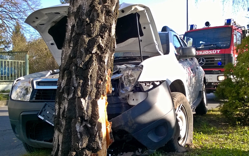 (►) Fának ütközött a strandnál