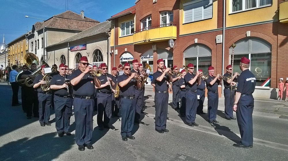 Zenés ébresztő Halason