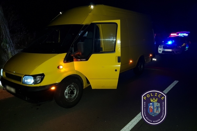 Embercsempész bukott 27 migránssal Csávolynál hajnalban