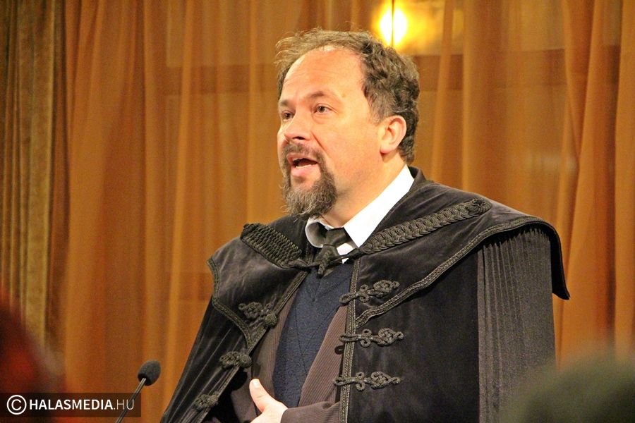 Adventi gyertyagyújtás és Édes Árpád búcsúzó beszéde a Halas TV-ben