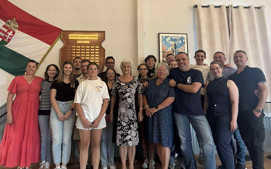 Csomagjaik veszőben, a Halas Táncegyüttes Edmontonban