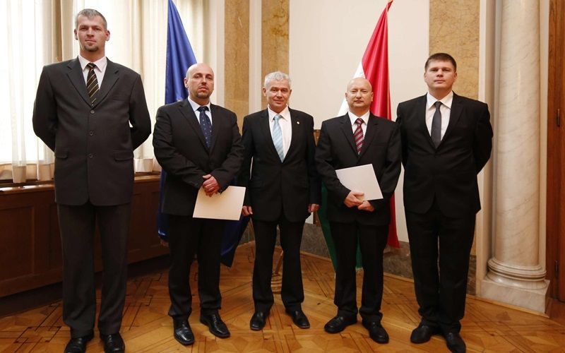 Polt Péter elismerése a halasi hősöknek