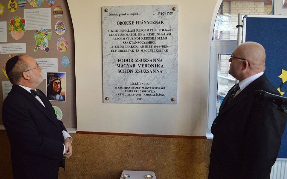 Emléktábla a meggyilkolt zsidó tanulók emlékére