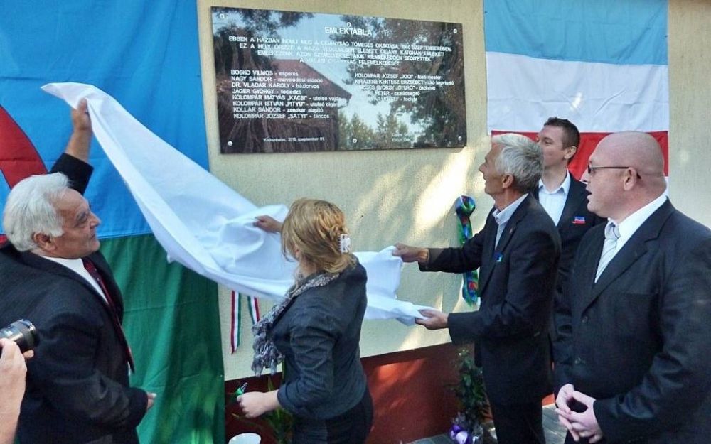 Emlékhelyet avattak a cigány oktatás évfordulóján