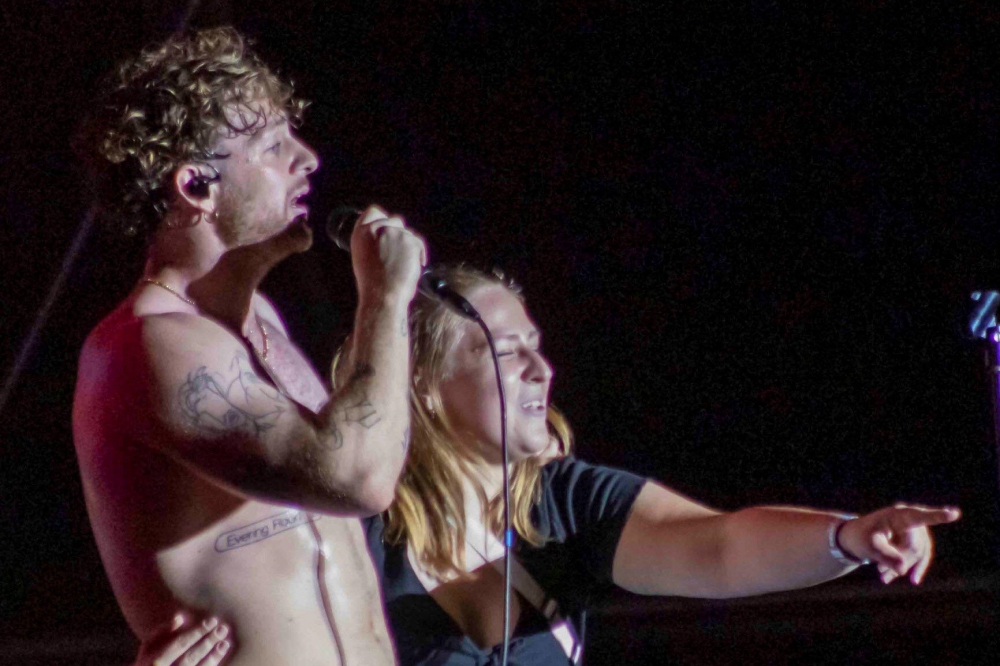 (►) A halasi Gusztos Eniddel duettezett Tom Grennan a SZIN-en