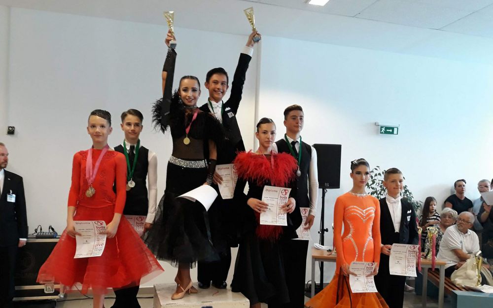 A Studio 2000 versenyeken ünnepelt