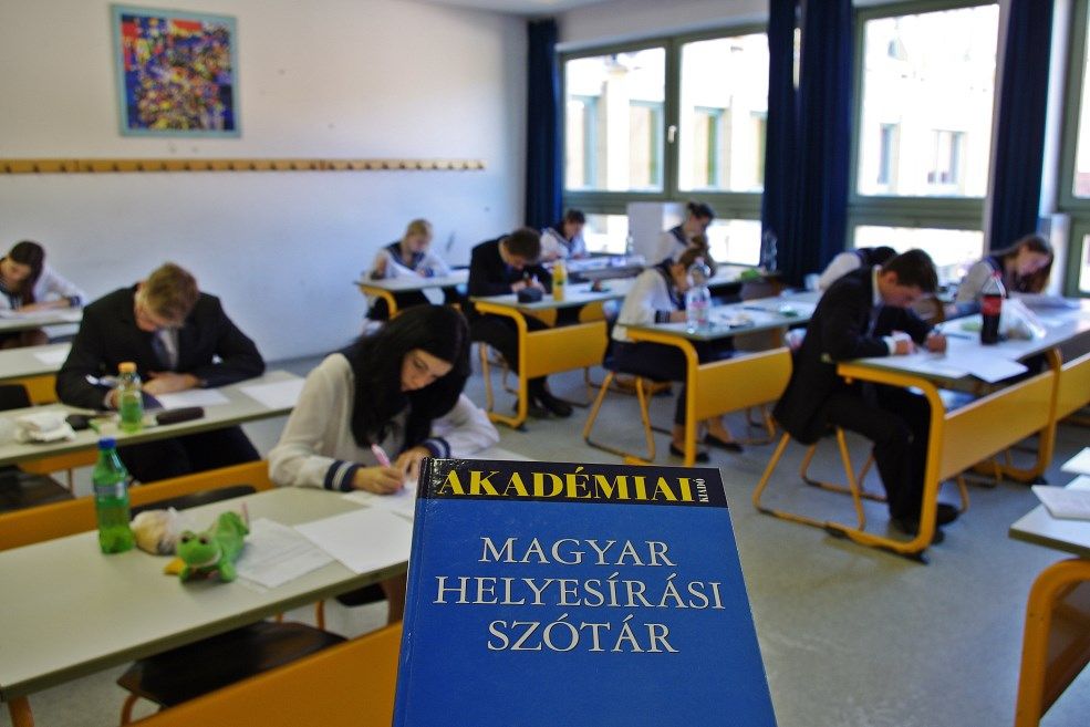 Halasi nyelvész tanulmányából vizsgázik az ország