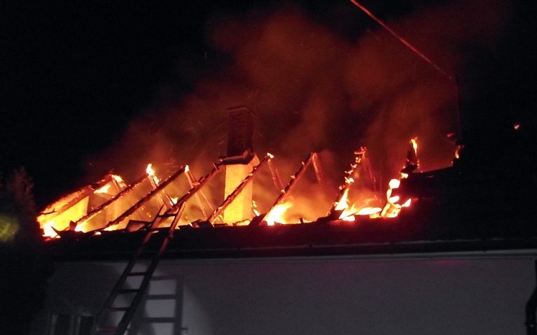 Lángba borult a ház