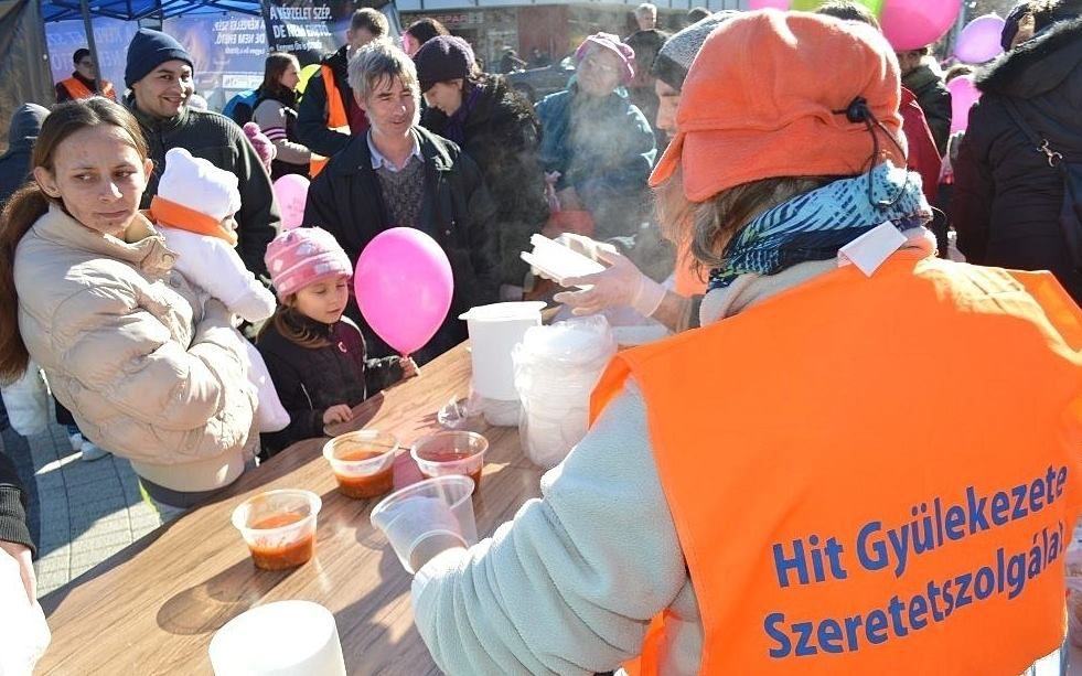 Meleg ételt és ruhát osztottak a főtéren