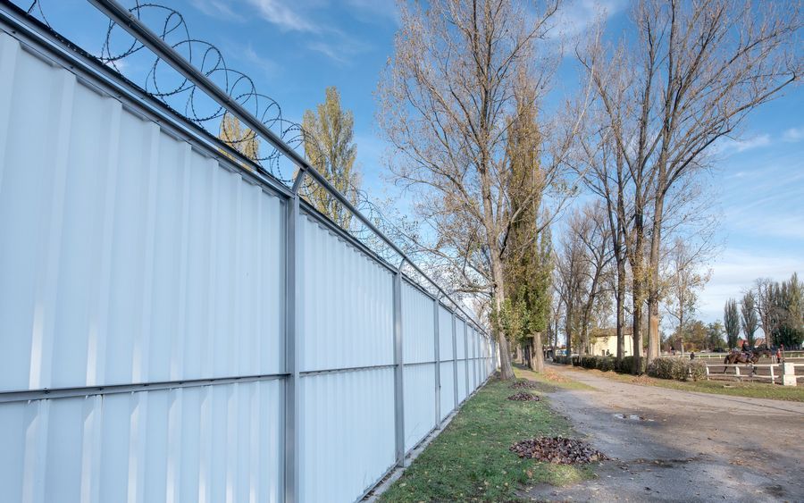 Leomlanak egyszer ezek a falak?