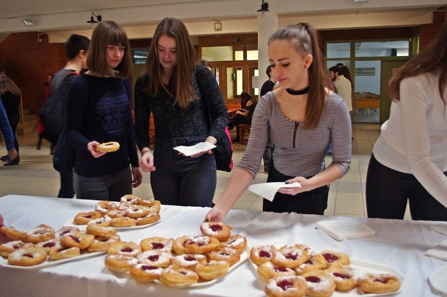 Fánkok és szívek az aulában