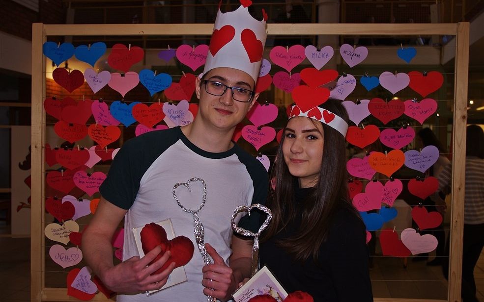 Fánkok és szivecskék lepték el a gimnáziumot