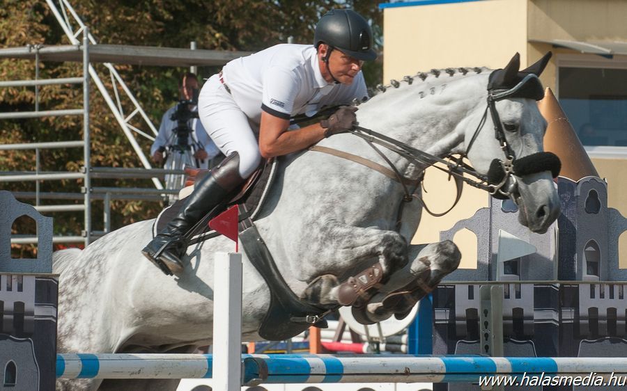 Fazekas István arannyal avatta fel a Nemzeti Lovardát