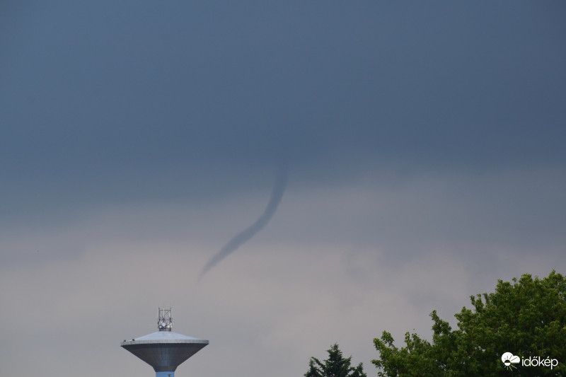 Felhőtölcsér ereszkedett le Tompánál