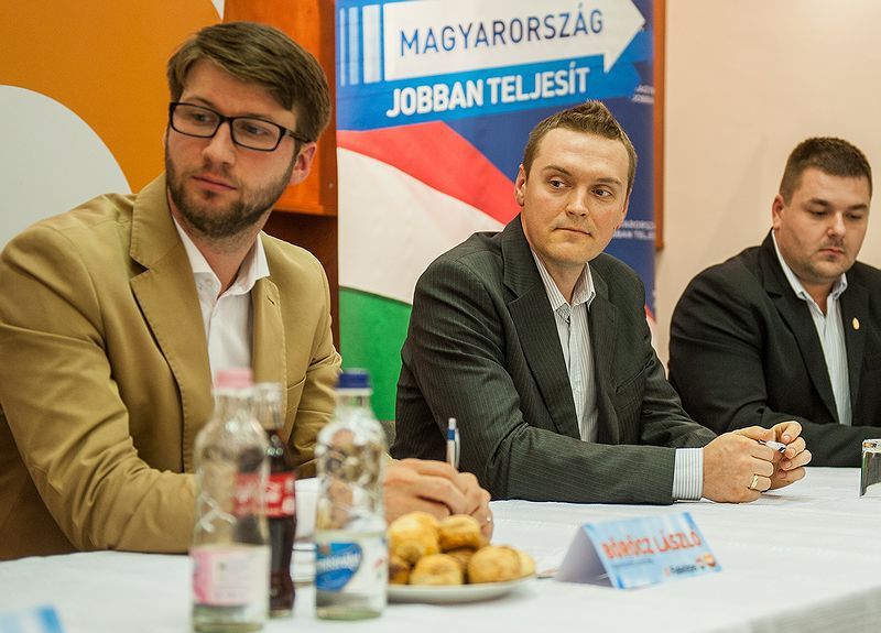 Fidesz: itthon tartjuk a fiatalokat!