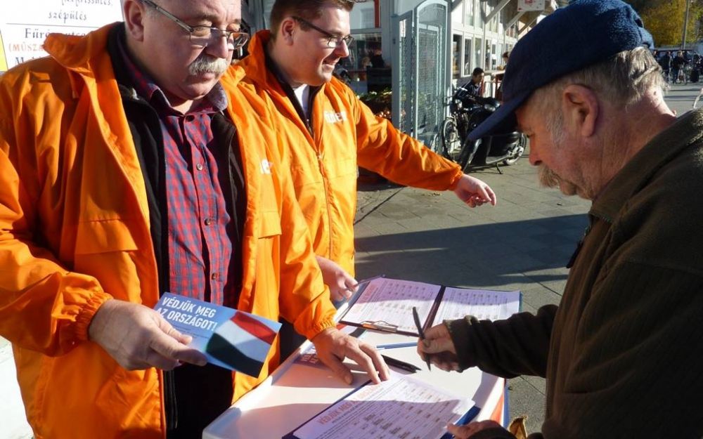 Halason is gyűjtik az aláírást a kötelező betelepítési kvóta ellen