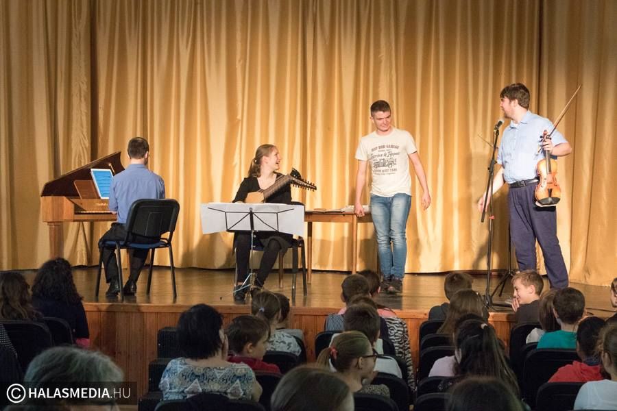 Pozitív töltést adó Filharmónia