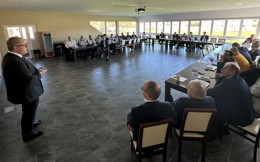 Autós szakmai fórum a Kincsem Házban (galéria)