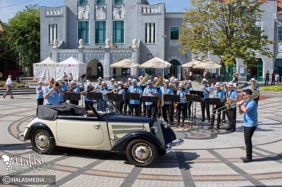 (►) Fúvós meglepetés Halas főterén