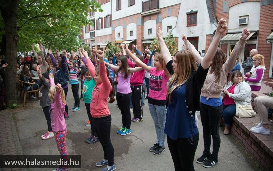 (►) Táncra perdült a Sétáló utca