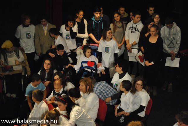 Imádkoznak minden segítőjükért