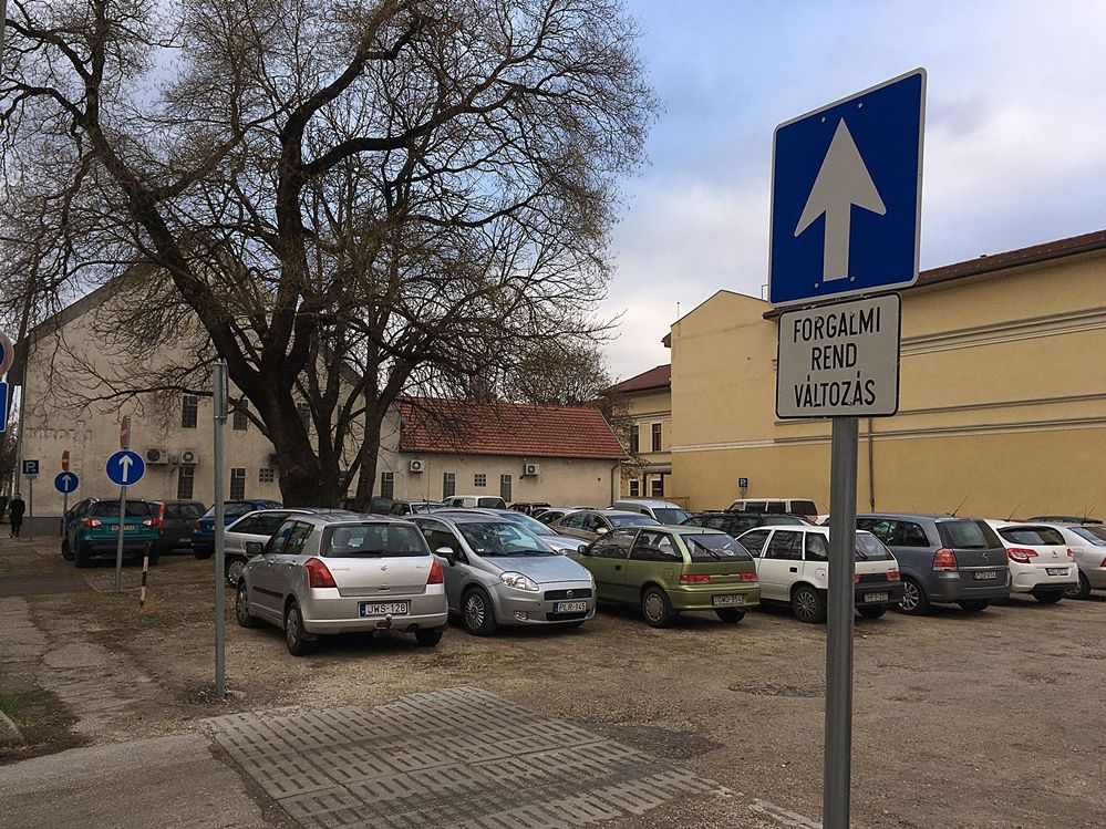 Forgalmirend változás a Kossuth utcai parkolóban