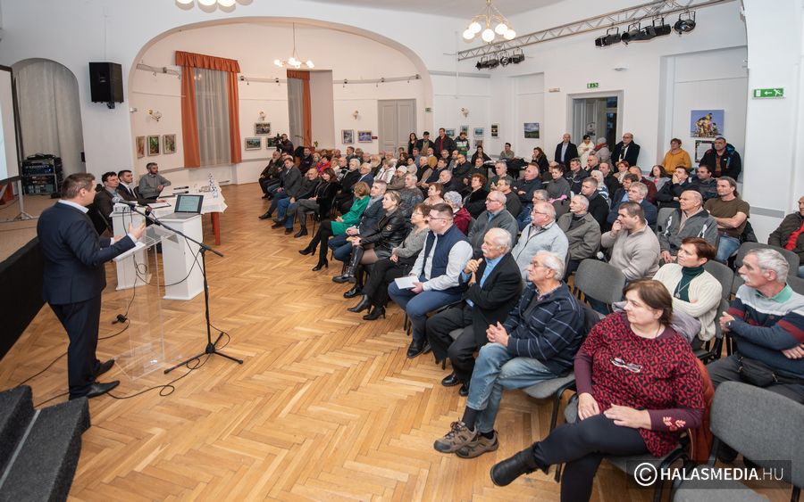 Komoly tervek, sokoldalú vélemények a lakossági fórumon (galéria)