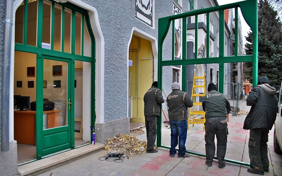 (►) Kizöldülnek a városházi portálok