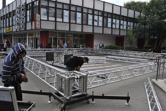 Épülnek a színpadok