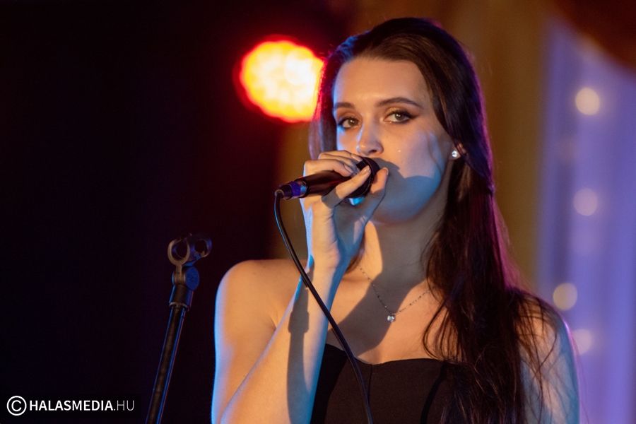 Noémi érkezik a klubba