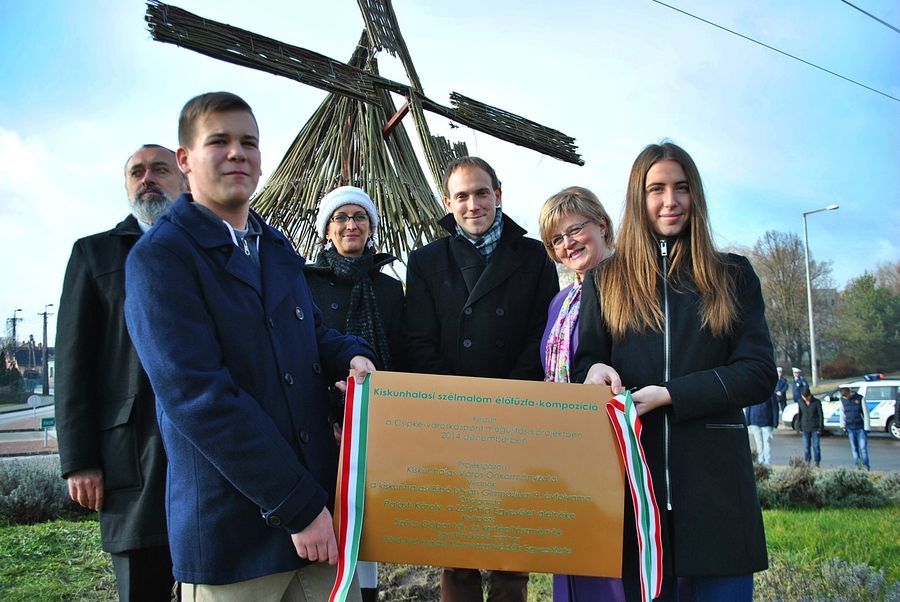 Szélmalom díszíti a körforgalmat