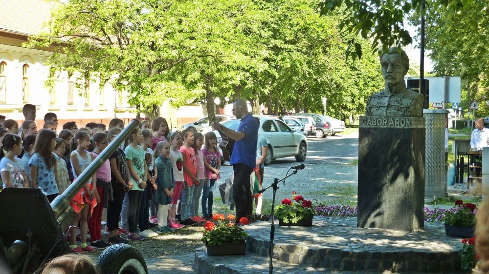 Megemlékezés Gábor Áron szobránál