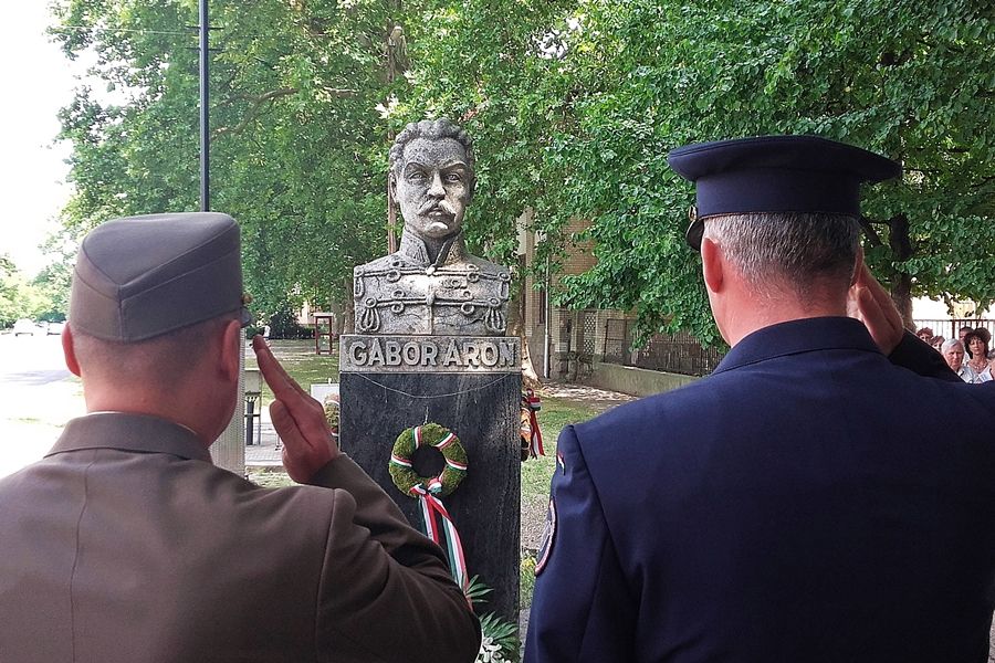 Bajtársi találkozó koszorúzással